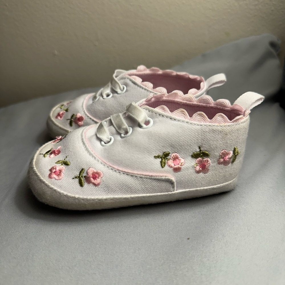 🌺 BUNDLE OF 4 ITEMS FOR $20 🍒
Baby Walker Shoes with Floral Design - Picture 5 of 11